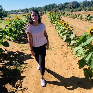 Meet your Posher, Claudia